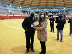 La Teniente de Alcalde, Dña. Ana Melgar junto a D. Eduardo Ordoñez recibe el agradecimiento de las Escuelas 