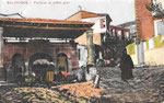 Fontaine et prêtre grec