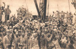 Débarquant à Salonique (oct 1915), les troupes françaises montrent leur enthousiasme en acclamant la terre des Balkans où ils viennent au secours de la Serbie héroïque.