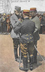 Remise de décoration à des officiers devant la carcasse du Zeppelin par le Gen. Sarrail