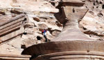 Bédouin sauteur au Deir de Petra