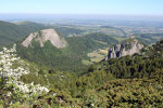 Les Roches Tuilères et Sanadoires à deux pas du lac vues du GR30