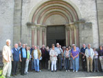 Die Teilnehmer der Ganztagesfahrt vor dem Westportal der spätromanischen Johanniterkirche („Frankendom“) in Wölchingen