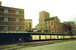 Das grosse Backstein-Haus, das BELL-Gebäude, an der damals noch öffentlich zugänglichen Kohlenstrasse, 1975