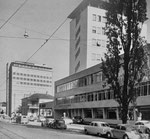 Das Gebäude der National-Zeitung am Aeschenplatz, links daneben die Scheidegger-Garage mit der Renault-Vertretung und ganz hinten das hohe Gebäude der Patria-Versicherung, 1957 (Fotograf: ?)