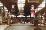 Der Bahnhof Basel SBB, Aufgang zu den Gleisen 5 und 6 mit den alten auswechselbaren Zug-Abfahrtstafeln, 1982