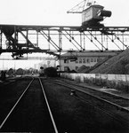 Der Rheinhafen Basel im Hafenbecken 1, der Kran der Rheinischen Kohlenumschlags AG an einem Sonntagvormittag, 1960