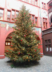 Der schön dekorierte Weihnachtsbaum im Innenhof des Basler Rathauses 2017