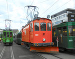 Betriebstag 50 Jahre Tramclub Basel: Der Schneepflug Nr.2022 neben dem Anhängewagen Nr.1193 vor dem Depot-Dreispitz, Juni 2018