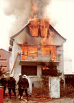 Heute undenkbar! Ende der 70er-Jahre wurde in Neuallschwil am Baselmattweg ein leerstehendes Wohnhaus für eine Feuerwehrübung angezündet!