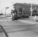 Der Trammotorwagen Be 2/2 Nr. 164 mit Sommerwagen und einem beliebten «Badwännli» vor der Mustermesse, 1972  (leider dürfen heute diese «Badwännli»-Anhängewagen wegen übertriebenen und stumpfsinnigen Sicherheitsvorkehrungen nicht mehr fahren!!!!!)