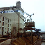 Der grosse Wippkran der RHENUS, der auf verschiedene Kranbahnen zufahren konnte, im Hafenbecken 2 im Jahre 1981