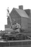 Das Denkmalgechützte Bernoullisilo mit einem neueren Kran der ehemalgen Schweiz.Reederei, 1995