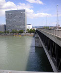 Das 1963/64 erbaute CIBA-Hochhaus (heute NOVARTIS) mit der neuen Dreirosenbrücke, Juli 2011
