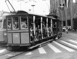 Museums-Tramzug mit einem der legendären Sommerwagen Nr.281, die Haltestelle Mustermesse anfahrend, 1976