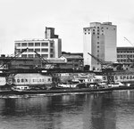 Der Rheinhafen St.Johann mit den Krananlagen der ROBA und SPEDAG und im Hintergrund das Chemiewerk Durand & Huguenin, 1958