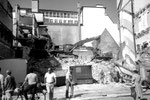 Abbrucharbeiten an der Häuserreihe «Strahm», Zigarrenladen  «zem blaue Dunscht» und «Villars» an der Greifengasse, 1985 
