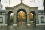 Das Haupttor zum Wolfgottesacker im Herbst 1975