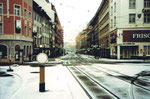 Der verschneite Claraplatz mit Blick in die Greifengasse an Weihnachten 1980 (links die Kleinbasler-Filiale der Volksbank)