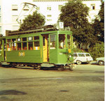 Der Trammotorwagen Be 2/2 Nr. 157 auf der Linie 7, das Depot Wiesenplatz verlassend, im heissen Sommer 1970