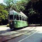 Der Trammotorwagen Be 4/4 Nr. 469 auf der Bruderholzlinie 16, die Haltestelle Wolfsschlucht verlassend, 1970