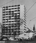 Das 50-Meter hohe Heuwaage-Hochhaus Steinenvorstadt 79. Erbaut 1952 vom Baugeschäft Gebr.Stamm&Cie AG Basel. Rechts unten in der Steinentorstrasse die ehemalige Buchdruckerei Gasser, Foto: F. Gruber