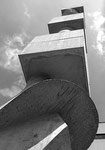 Ansicht von unten auf die acht Meter hohe Stele von Hans Arp, errichtet 1961.jpg