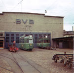 Der Trammotorwagen Be 4/4 Nr.403 und Be 2/2 Nr.184 vor BVB-Werkstätte an der Klybeckstrasse, 1969
