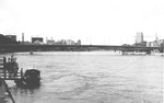 Blick gegen die Johanniterbrücke und dem St.Johann-Hafen und der Dreirosenbrücke, ganz links das Feuerlöschboot "St.Florian",1969