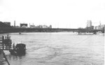 Blick gegen die Johanniterbrücke und dem St.Johann-Hafen und der Dreirosenbrücke, ganz links das Feuerlöschboot "St.Florian",1969