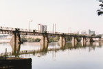 Das Stauwehr des Kraftwerkes Rheinfelden (Blick vom Stausee aus) 1983