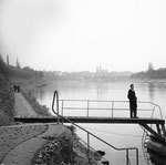 Der St.Alban-Rheinweg mit Blick gegen das Münster, 1961 (auf dem Steg der Autor Paul Bachmann)