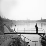 Der St.Alban-Rheinweg mit Blick gegen das Münster, 1961 (auf dem Steg der Autor Paul Bachmann)
