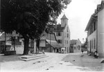 Die Dorfstrasse mit Blick gegen den Hochbergerplatz, links die Neuhausstrasse, rechts die Pfarrgasse zur Druckerei Dietrich. Foto Anfang des letzten Jahrhunderts