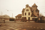 Das markante Gebäude am St.Johanns-Platz mit den Gebäuden der Stadtgärtnerei im Hintergrund, 1979