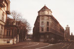 Das eigenartige Eckhaus der «Basler Versichrungs-Gesellschaft» an der Dufourstrasse mit beidseitigem Blick gegen den Aeschenplatz, 1983