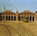 Ein Trammotorwagen der Serie Be 2/2 auf der Linie 6 vor dem schönen und grossen Depot Wiesenplatz im Sommer 1970
