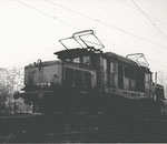 Eine E-Lokomotive der BR 194 160-8 während der Fahrt im Bad.Bahnhof 1979