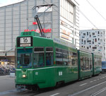 Der Trammotorwagen Be 4/6 Nr.672, die Haltestelle Bahnhof SBB, hinterer Ausgang, verlassend, September 2016