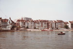 Eine schöne Aufnahme der linken Rheinfront mit der Klingentalfähre «Vogel Gryff» und dem Feuerlöschboot, im Hintergrund das Kantonsspital, 1982