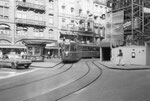 Der legendäre runde Kiosk bei der ehemaligen Haltestelle «Hauptpost», ca 1970, rechts Optiker Strübin.