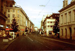 Die Greifengasse (links Möbel Pfister, rechts Café Spitz, im Hintergrund das Cinema Odeon), Weihnacht 1978