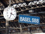 «BASEL SBB - Ihre nächsten Anschlüsse…….» eines der bekannten Hinweisschilder in den Hallen des Bahnhofs Basel SBB, 2010