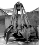 Ein Polypgreifer der RHENUS im Hafenbecken 1 im Jahre 1986