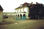 Der markante Haupteingang der Basler Stückfärberei (heute Stücki genannt) an der Badenstrasse, 1984