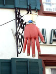 Der grosse schöne Werbe-Handschuh des Handschuhgeschäftes Friedlin in der Stadthausgasse, 2014