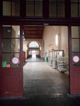 Blick in die damalige alte Wartehalle des französichen Bahnhofs SNCF, ganz hinten der Ausgang zur Centralbahnstrasse, 2016