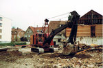 Der Musfeld-Bagger Nr.85 an der Lindenstrasse/Buschweilerweg in Neu-Allschwil, 1982