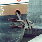 Ein schönes Foto von Bug und Anker eines NEPTUN-Schiffes im Hafenbecken 2, 1968