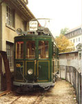 Der Trammotorwagen Be 2/2 Nr. 126 des Tramclubs Basel. Abgestellt vor dem BEB-Depot Arlesheim 1975